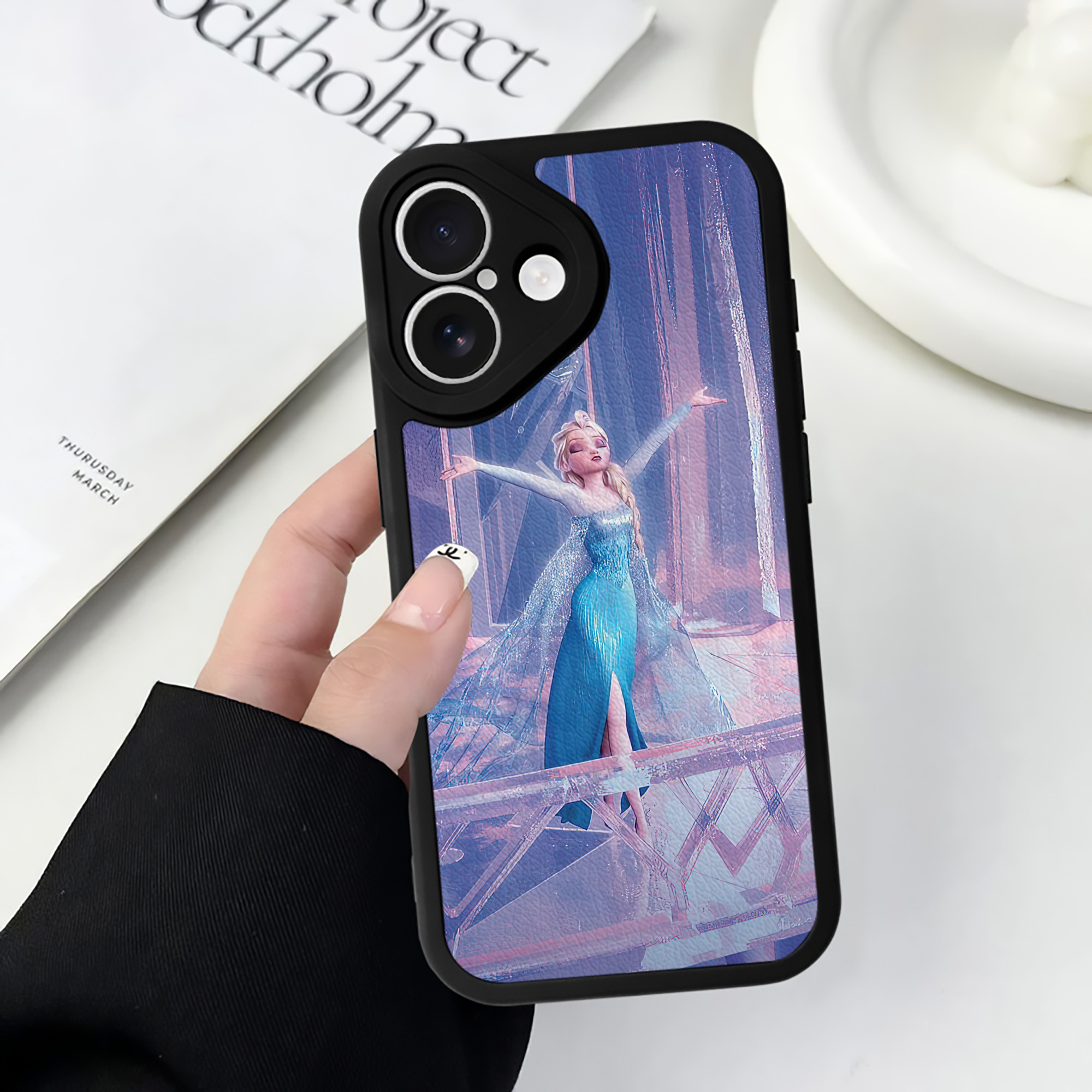 （画像用） アナと雪の女王 アンナ エルサ Frozen Anna Elsa 【iPhone 16シリーズ対応】シリコンスマホケース（レザー調） 材質：シリコン